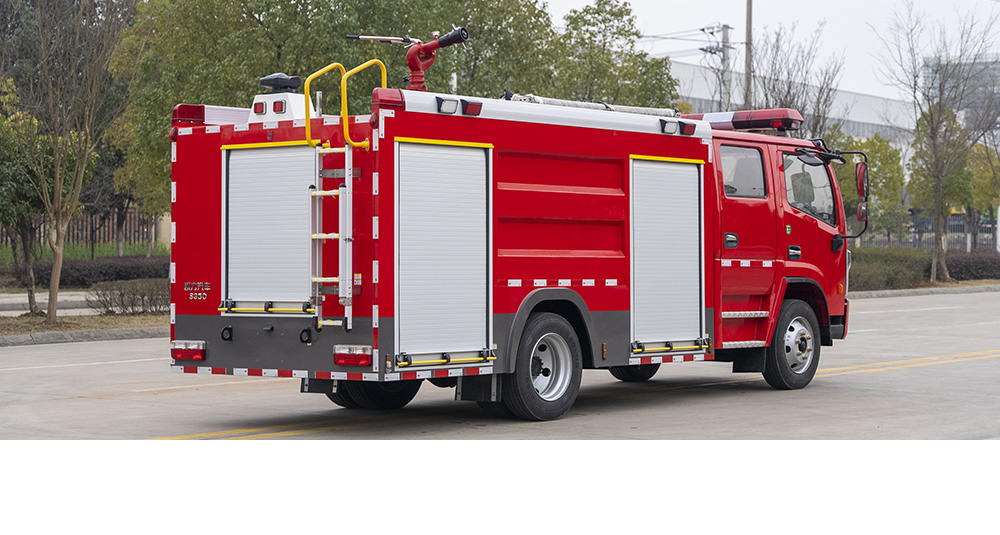 东风大多利卡外露水罐消防车图1