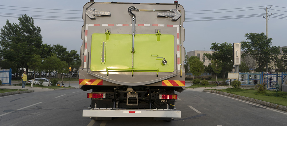 东风天龙洗扫车图7