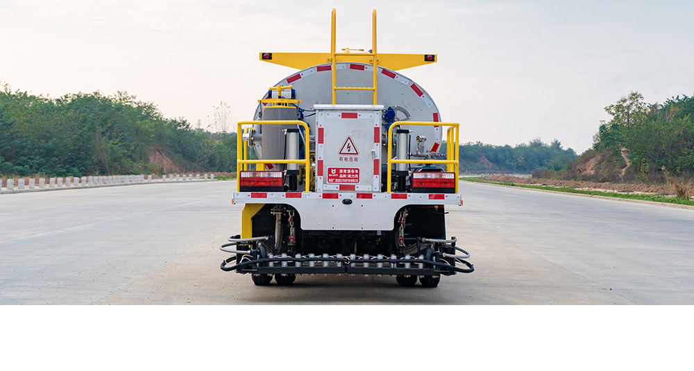 东风小多利卡沥青洒布车图8